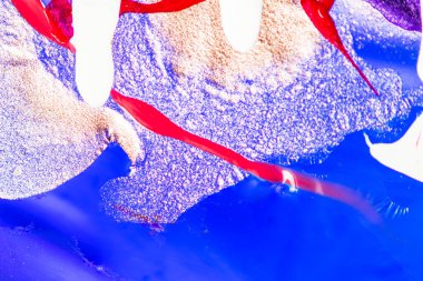 Su yüzeyinde yağ damlaları ve dalgaları olan soyut renkli arkaplan. Soyut arkaplan kavramı