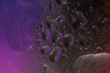 Renkli yüzeyde su damlaları olan soyut renkli arkaplan ya da arkaplan. Soyut arkaplan kavramı