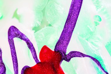 Su yüzeyinde yağ damlaları ve dalgaları olan soyut renkli arkaplan. Soyut arkaplan kavramı