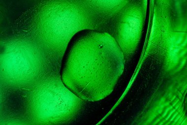 Su yüzeyinde yağ damlaları ve dalgaları olan soyut renkli arkaplan. Soyut arkaplan kavramı