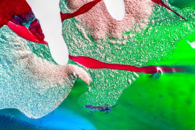 Su yüzeyinde yağ damlaları ve dalgaları olan soyut renkli arkaplan. Soyut arkaplan kavramı