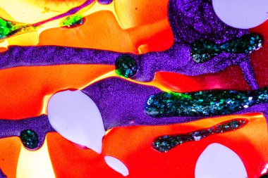 Su yüzeyinde yağ damlaları ve dalgaları olan soyut renkli arkaplan. Soyut arkaplan kavramı