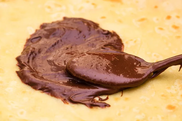 Löffel Mit Schokolade Und Haselnusscreme Isoliert Auf Hausgemachtem Pfannkuchen — Stockfoto