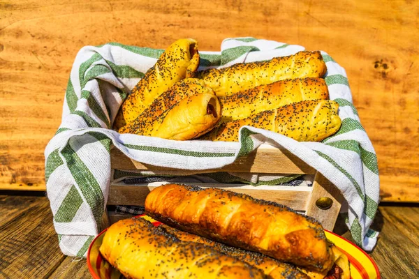 Embutidos Horno Masa Espolvoreados Con Sal Semillas Amapola Una Composición — Foto de Stock