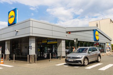 LIDL süpermarketinin dış görünümü. LIDL 1973 yılında kurulan bir Alman indirim zinciridir. Bükreş, Romanya 'daki LIDL süpermarketi, 2020