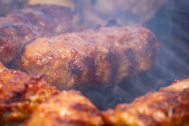 Barbeküdeki etin yakın fotoğrafını çek..