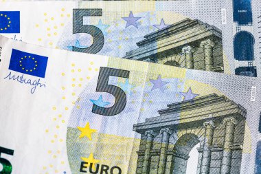 Avro banknotlarının detaylarına özen göster. Para banknotlarının makro detaylarını kapat, 5 Euro izole edilmiş. Dünya para kavramı, enflasyon ve ekonomi kavramı