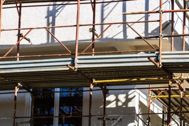 Yeni inşaat, çelik yapı iskelesi. Ev yapım aşamasında.