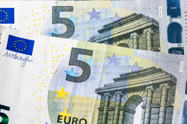 Avro banknotlarının detaylarına özen göster. Para banknotlarının makro detaylarını kapat, 5 Euro izole edilmiş. Dünya para kavramı, enflasyon ve ekonomi kavramı