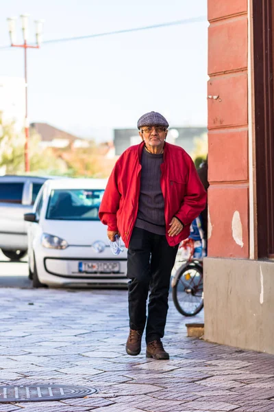 Oude Man Loopt Alleen Het Centrum Van Lugoj Roemenië 2020 — Stockfoto