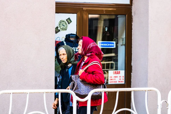 Oude Vrouwen Met Kerchiefs Lopen Door Straten Van Lugoj Roemenië — Stockfoto