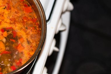 Tavuk ve sebzeli çorba. Kaynayan çorbayı kapat..