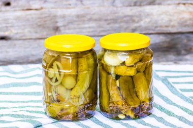 İzole edilmiş turşulu cam kavanoz. Korunmuş gıda konsepti, konserve sebzeler kırsal bir kompozisyonda izole edilmiş..