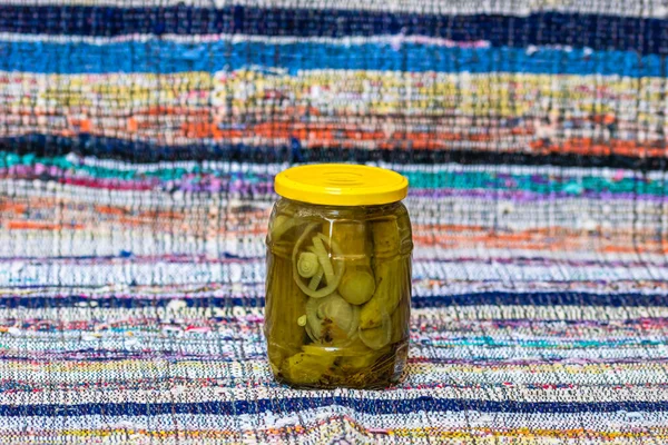 Szklany Słoik Ogórkami Koncepcja Żywności Konserwowanej Warzywa Puszkach Izolowane Rustykalnym — Zdjęcie stockowe