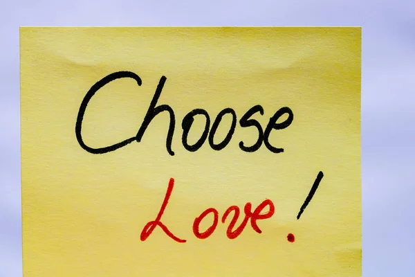 Choose Love Handwriting Text Close Isolated Yellow Paper Copy Space — Stock Photo, Image