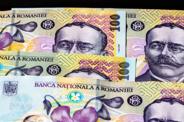 Ley banknotlarının detaylarına özen göster. Romanya lei banknotlarının makro detaylarını kapat, 100 lei izole edilmiş. Dünya para kavramı, enflasyon ve ekonomi kavramı