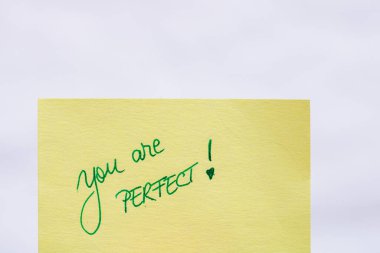 Mükemmel bir el yazısısın. Kopyalama alanı olan sarı kağıda izole edilmiş bir şekilde kapat..