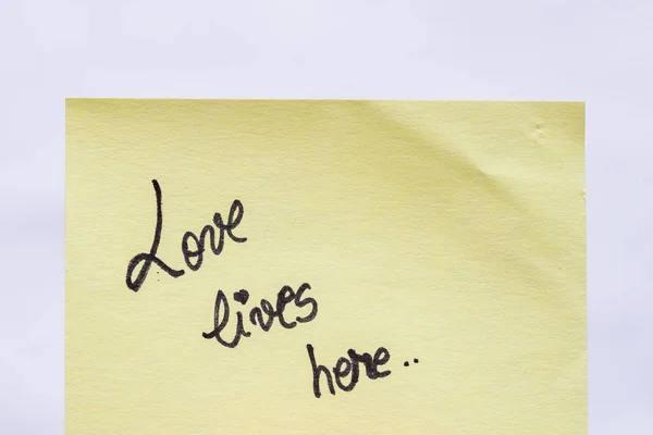 Αγάπη Ζει Εδώ Χειρόγραφο Κείμενο Κοντά Απομονώνονται Κίτρινο Χαρτί Αντίγραφο — Φωτογραφία Αρχείου
