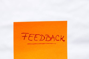 Geribildirim el yazısı metni, kopyalama alanı olan turuncu kağıda izole edilmiş şekilde kapat.