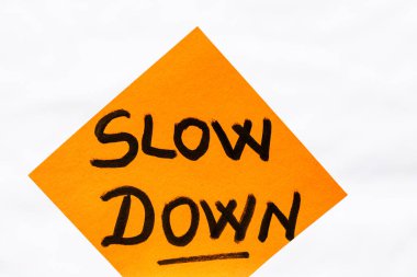 El yazısını yavaşlat, kopyalama alanı olan sarı kağıda izole edilmiş şekilde kapat..