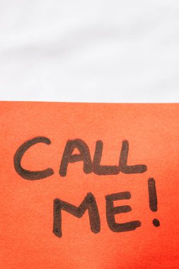 Bana el yazısı yaz, yakın çekim yap. Fotokopi alanı olan turuncu kağıda iliştir. Anımsatıcı üzerine metin yazılıyor