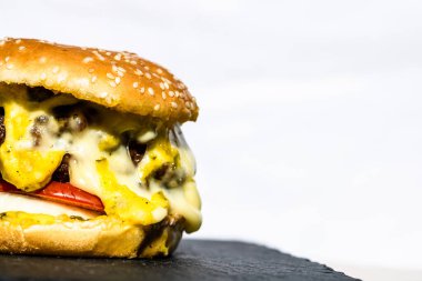 Beyaz arka planda izole edilmiş ev yapımı çizburger. Eriyen peynirli sığır etli çizburger..