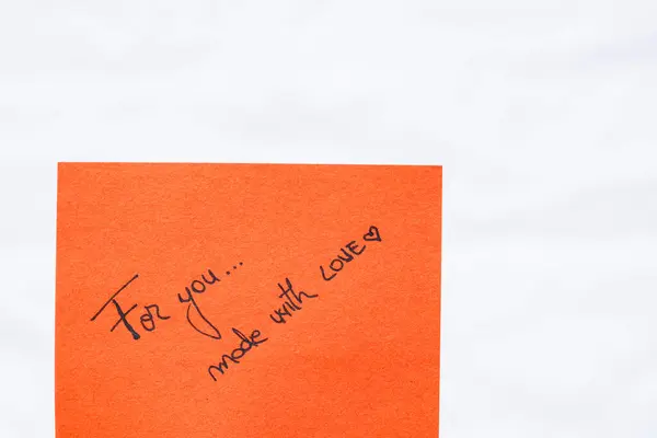 Für Sie Mit Liebe Handgeschriebenen Text Nahaufnahme Isoliert Auf Orangefarbenem — Stockfoto