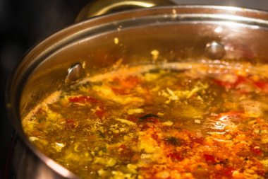 Tavuk ve sebzeli çorba. Kaynayan çorbayı kapat..