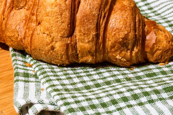 Detalhe Croissant Fresco Mesa Madeira Conceito Comida Pequeno Almoço Fechar — Fotografia de Stock