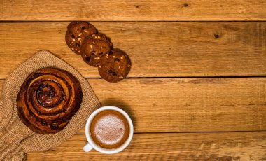 Tahta masada taze puf böreği. Kahve, yemek ve kahvaltı konsepti. Tatlılar, taze hamur işleri, bisküviler ve kahve. Üst görünüm ve kopyalama alanı