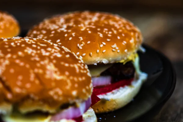 Detailní Záběr Čerstvých Domácích Chutných Hamburgerů Dřevěném Stole — Stock fotografie