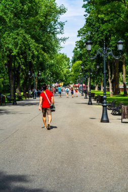 2020 yılında Romanya 'nın Bükreş kentindeki Mogosoaia kentinden insanlar park ve bahçelerde yürüyor, dinleniyor ve eğleniyorlar..