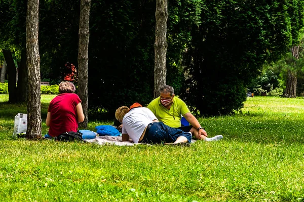 İnsanlar 2020 yılında Romanya 'nın Bükreş kentindeki Mogosoaia bölgesinden parktaki Coronavirus krizi sırasında piknik yapıyor ve eğleniyorlar..