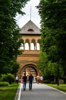 Güneşli bir günde Mogosoaia Sarayı 'nda turistler. 2020 yılında Romanya 'nın Bükreş kentindeki Mogosoaia kentinden insanlar park ve bahçelerde yürüyor, dinleniyor ve eğleniyorlardı..
