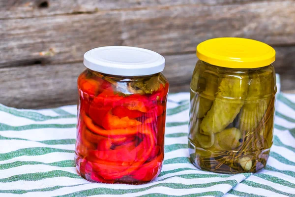 Pots Verre Avec Poivrons Rouges Marinés Concombres Marinés Cornichons Isolés — Photo