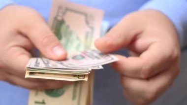 Amerikan Doları 'nın faturalarını sayan ya da nakit ödeme yapan eller. Yatırım, başarı, finansal beklentiler veya kariyer ilerlemesi kavramı