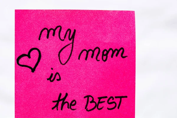 我的妈妈是最好的笔迹文字紧密隔离在粉红色的纸与复制空间 在备忘后备忘上写下文字 — 图库照片