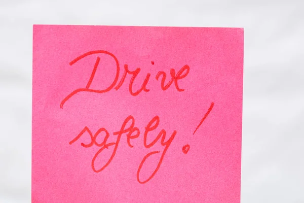 驾驶安全笔迹文字关闭隔离在粉红色的纸与复制空间 在备忘后备忘上写下文字 — 图库照片