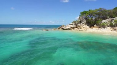 Okyanus dalgaları Labadee, Haiti 'nin kayalık sahillerine çarpıyor. Idyllic plajı, egzotik vahşi tropikal plaj beyaz kum ve berrak turkuaz su