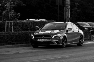 Bükreş şehir merkezinde trafik sıkışıktı. Romanya 'nın Bükreş kentinde gün batımında trafik sıkışıklığı ve otomobiller yolda.