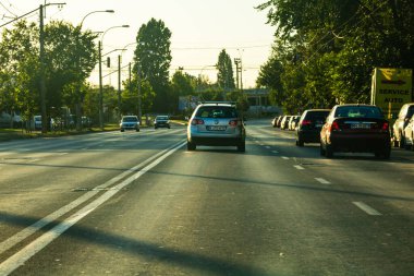 Bükreş şehir merkezinde trafik sıkışıktı. Romanya 'nın Bükreş kentinde gün batımında trafik sıkışıklığı ve otomobiller yolda.