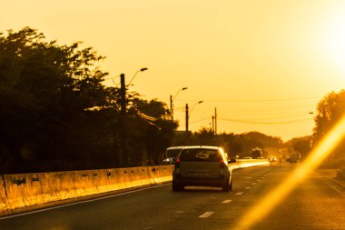 Şehir merkezinde trafik sıkışıktı. Romanya 'nın Bükreş kentinde gün batımında trafik sıkışıklığı ve otomobiller yolda.