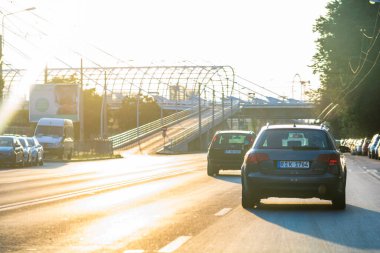 Şehir merkezinde trafik sıkışıktı. Romanya 'nın Bükreş kentinde gün batımında trafik sıkışıklığı ve otomobiller yolda.