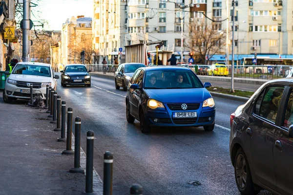 Autóforgalom Csúcsforgalomban Belvárosban Autószennyezés Forgalmi Dugó Reggel Este Bukarest Fővárosában — Stock Fotó