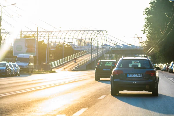 市区繁忙时间的车流 2012年罗马尼亚布加勒斯特交通拥挤 日落时道路上的汽车 — 图库照片