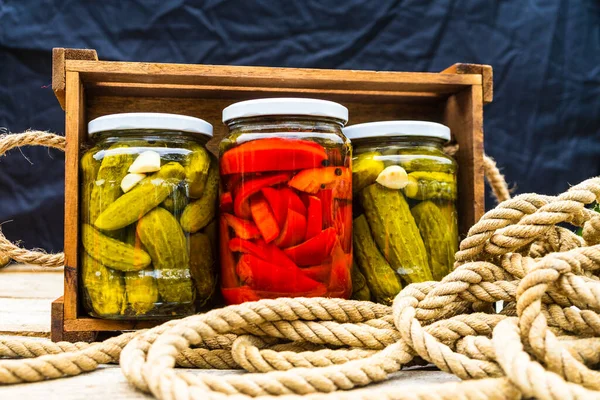 Frascos Vidrio Con Pimientos Rojos Escabeche Pepinos Escabeche Encurtidos Aislados —  Fotos de Stock