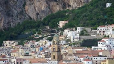 Amalfi 'nin güzel hava manzarası, İtalya' nın güneyindeki Amalfi Sahili boyunca Salerno yakınlarında küçük bir köy.