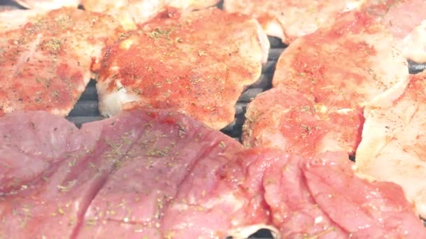 Grilluję Surowe Steki Wieprzowe Pikantne Steki Surowe Mięso Gotowanie Grillu — Wideo stockowe