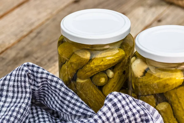 Pots Verre Avec Poivrons Rouges Marinés Concombres Marinés Cornichons Isolés — Photo