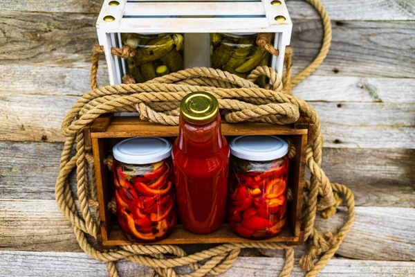 Caja Madera Con Botellas Con Salsa Tomates Frascos Vidrio Con —  Fotos de Stock